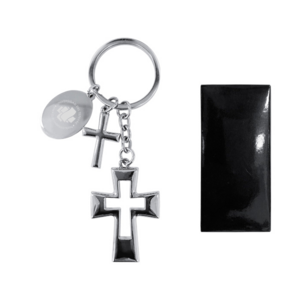 A2892, LLAVERO EN FORMA DE CRUZ AMÉN. Llavero con 2 cruces y placa de aleación de zinc y arillo reforzado. Presentación: Caja individual en color negro.