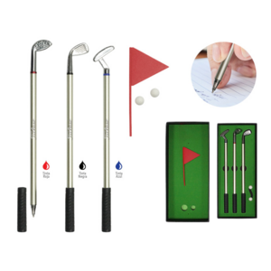 A2977, Exclusivo juego de escritorio para los amantes del golf, consiste en set de 3 bolígrafos metálicos con forma de los distintos tipos de palos de golf, dos mini pelotas de golf y el interior del estuche funge como campo de golf. Presentación: Caja negra.
