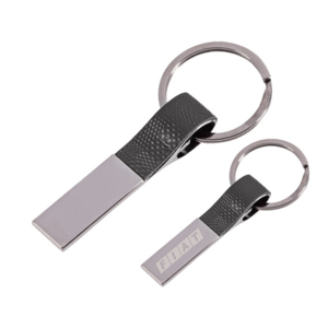 LLM3957, Llavero de barra metálica con recubrimiento de curpiel, con extremo abre fácil para insertar llaves y arillo metálico reforzado. Presentación: caja individual en color negro.