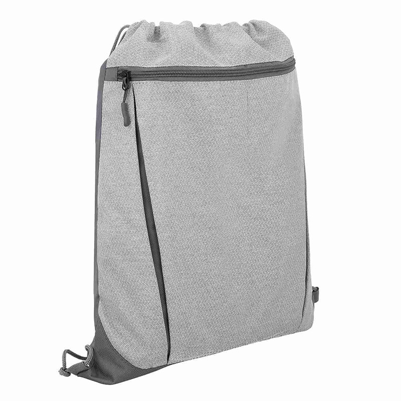 SIN 934, BOLSA MYANMAR. Bolsa-mochila gris, material jaspeado, bolsillo frontal con cierre, con tirantes de cordón y cerrado de jareta.