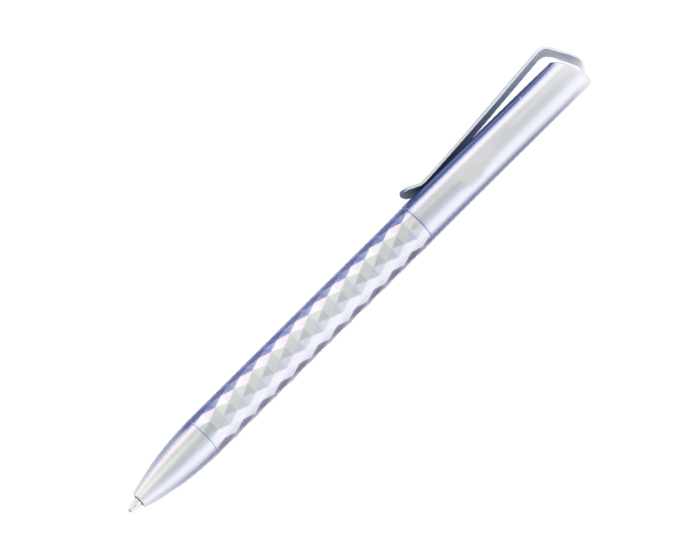 A2433, Bolígrafo de plástico con recubrimiento de apariencia metálica. Cuenta con detalles geométricos y clip metálico. Mecanismo retráctil.