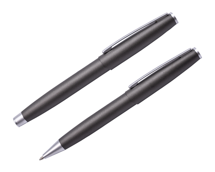 A2538, Set de bolígrafos de metal. Un bolígrafo de punto fino tipo roller con tapa y otro bolígrafo con mecanismo retráctil con clip metálico. Presentación: estuche de regalo color negro.