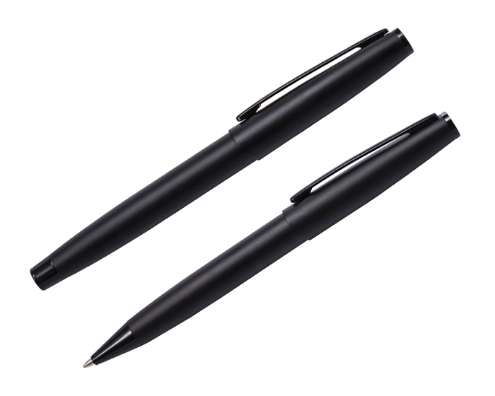 A2538, Set de bolígrafos de metal. Un bolígrafo de punto fino tipo roller con tapa y otro bolígrafo con mecanismo retráctil con clip metálico. Presentación: estuche de regalo color negro.